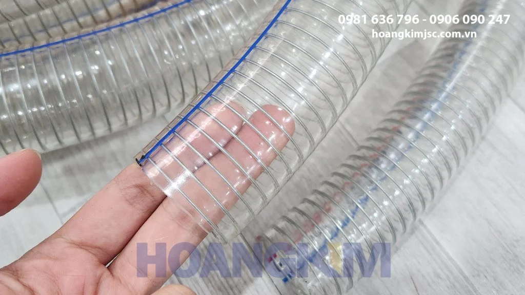 Ống nhựa mềm lõi thép có màu trắng trong giúp dễ dàng quan sát vật dẫn bên trong ống